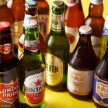 世界各国の厳選ビールを常時60種以上ご用意。飲み比べがおすすめ