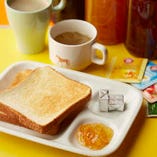 朝はカフェビュッフェスタイルの朝食メニューもご提供。