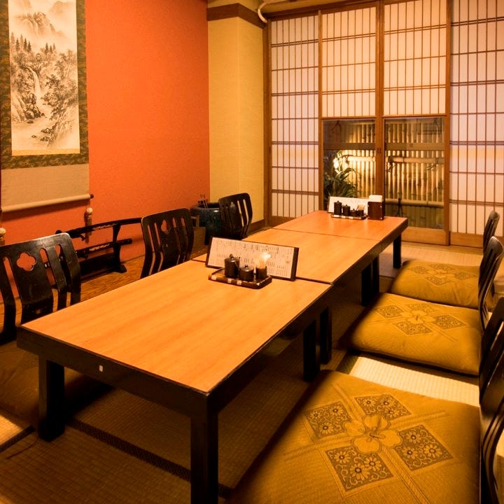 ベージュと赤を基調とした創作和食 ふくろうの内装