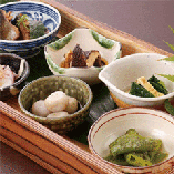 おばんざい、湯葉、田楽、豆腐など京都の伝統的な逸品が豊富。