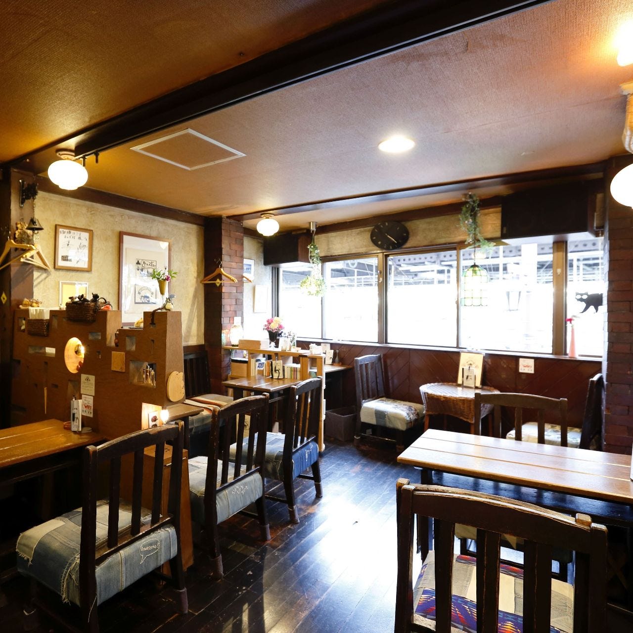 日差しが差し込んだ明るい空間が広がる珈琲はうす あんず村の店内