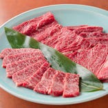 肉専門店が選ぶ、上質の「黒毛和牛」
毎日競り落とす、新鮮素材をお手頃価格で提供します。