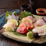 何をおいても、まずは鮮魚！その日最良のネタでお造りを盛り合わせます