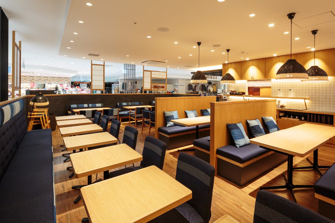 広々としたカフェソラーレつむぎ ラスカ茅ヶ崎店の内観