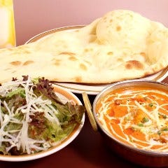 自慢のカレーにナン・ライス食べ放題が付いたランチが680円～！