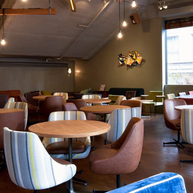 WIRED CAFE 梅田 NU chayamachi店_大きな窓がある広々とした店内