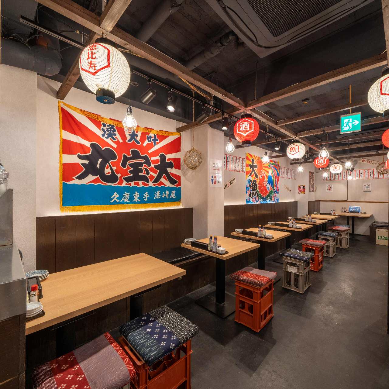 壁に大漁旗がかけられた落ち着いたトーンの店内