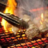 宮崎名物　鉄板ころころ焼き！　炎の中で網焼きし、焦がし風味をつけてから熱々の鉄板で提供致します。