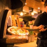 500度以上にもなる窯で一気に焼き上げる当店名物ピザは必食！