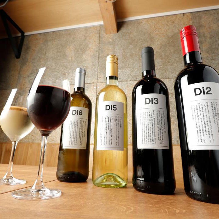 ワインはボトルで1,980円からご用意。人気の国産ワインも多数
