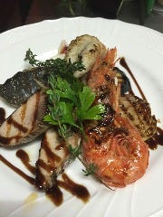 魚介のグリル(メイン料理の一例)