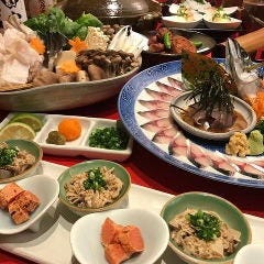 大皿に盛られた豪華な料理を囲んで乾杯！大皿コースは宴会に好評