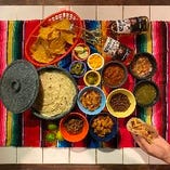 タコスをはじめ、こだわりのメキシコ料理テイクアウトできます！