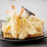 天ぷら盛り合わせ(海老3尾、白身、かぼちゃ、茄子、蓮根、菊菜)