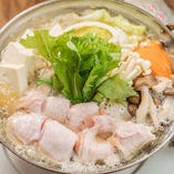 《水炊き》日本の郷土料理「水炊き」。鶏肉とシャキシャキの野菜の相性は絶品です。※お鍋は2人前からご注文を承ります。