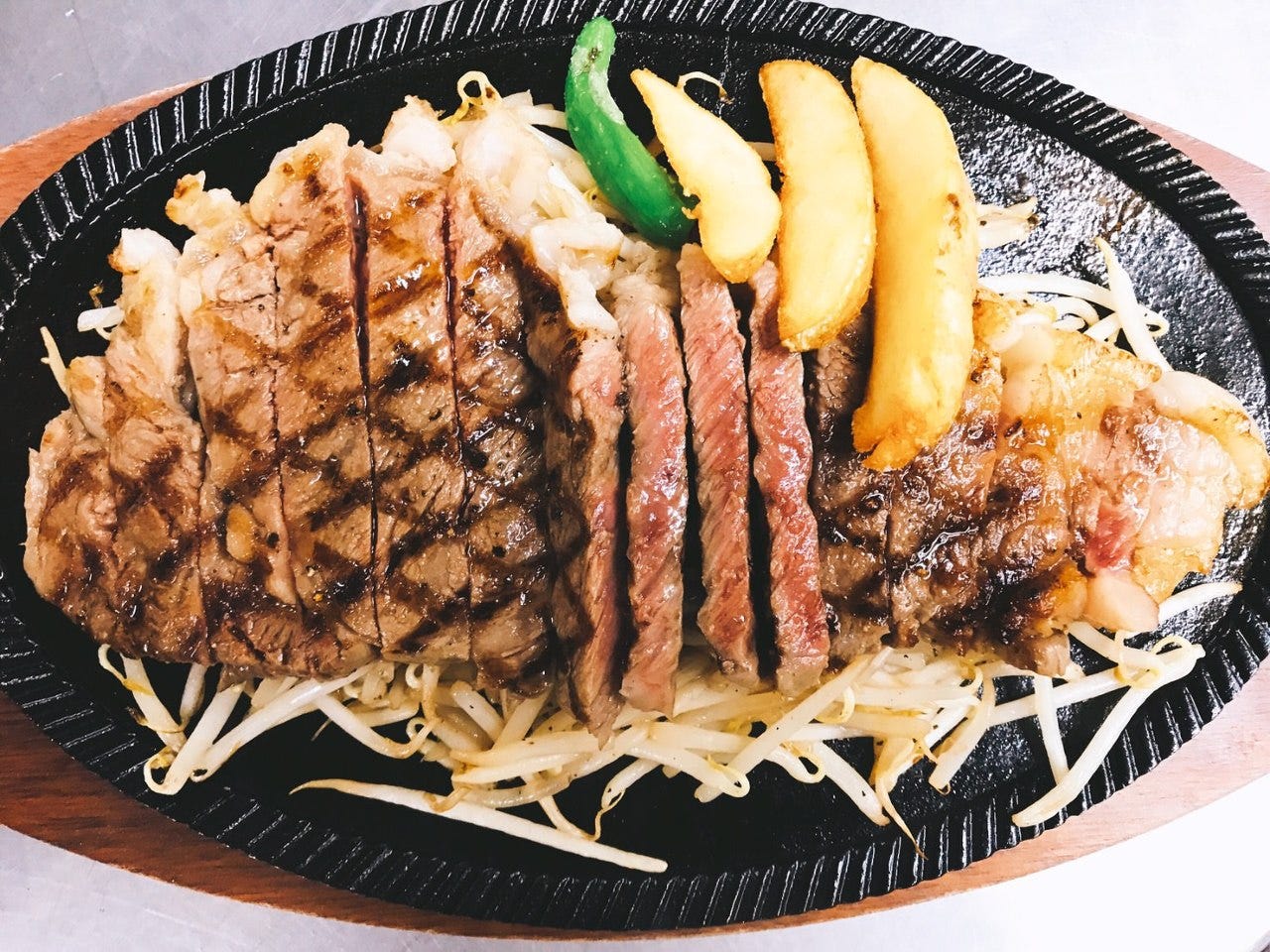 仙台牛サーロインステーキ。熱々の鉄板でご提供！