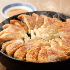 名物『鉄鍋餃子』は外はカリカリ 中は餡がたっぷりジューシー