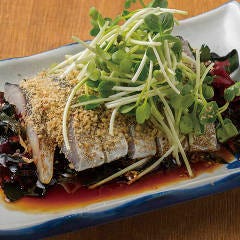 香ばしく炙ったしめ鯖と甘口醤油、たっぷりの胡麻が相性抜群!