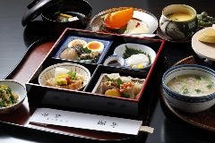 瓢亭 本店 季節の松花堂弁当 ご飯のかわりにうずら粥をご提供します こちら秘書室 瓢亭 本店 季節の松花堂弁当 ご飯のかわりにうずら粥をご提供します こちら秘書室