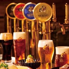 YEBISU BAR キュービックプラザ新横浜店_ヱビスのブランドカラーであるエンジ色を基調とし、白木風のカウンターや日本の伝統工芸「アジロ網」」を表現したモザイクタイルなど「和」を感じるものを取り入れた「和モダン」な店内でごゆっくりおくつろぎ下さい。