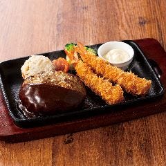 YEBISU BAR キュービックプラザ新横浜店_◎選べるソースのハンバーグ&海老フライコンボ
贅沢に海老フライ2本をご一緒にお召し上がりいただけるコンボ。
ライスorサラダorパンからお選び頂けます。