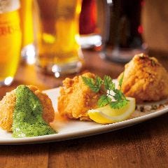 YEBISU BAR キュービックプラザ新横浜店_こだわりの国産鶏肉を、藻塩や白ワイン、生姜をベースにしたチキンスープにじっくりと漬け込み、ジューシーでしっとりとした唐揚げに仕上げました。ヱビスとのマリアージュにこだわり抜いたオリジナル唐揚げです。