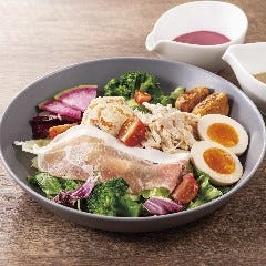YEBISU BAR キュービックプラザ新横浜店_メインディッシュサラダ
