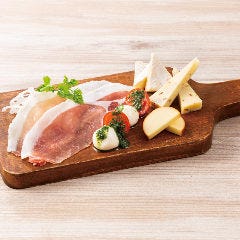 YEBISU BAR キュービックプラザ新横浜店_北海道産ロース生ハムと４種チーズの盛合せ
