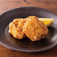 YEBISU BAR キュービックプラザ新横浜店_こだわりの国産鶏肉を、藻塩や白ワイン、生姜をベースにしたチキンスープにじっくりと漬け込み、ジューシーでしっとりとした唐揚げに仕上げました。ヱビスとのマリアージュにこだわり抜いたオリジナル唐揚げです。