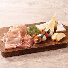 YEBISU BAR キュービックプラザ新横浜店_生ハムと４種チーズの盛合せ