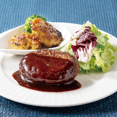 YEBISU BAR キュービックプラザ新横浜店_【平日限定 日替わりランチ】
デミグラスハンバーグ＆タンドリー風チキン