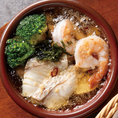 高知県産 黒潮真鯛と海老のアヒージョ YEBISU BAR キュービックプラザ新横浜店_高知県産 黒潮真鯛と海老のアヒージョ