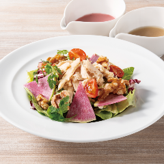 蒸し鶏と胡桃のサラダ YEBISU BAR キュービックプラザ新横浜店_蒸し鶏と胡桃のサラダ