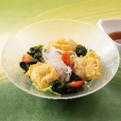 鱧天ぷらと新玉ねぎのサラダ YEBISU BAR キュービックプラザ新横浜店_鱧天ぷらと新玉ねぎのサラダ