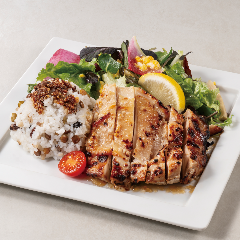 YEBISU BAR キュービックプラザ新横浜店_塩麹チキンと五穀米のサラダプレート