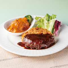 YEBISU BAR キュービックプラザ新横浜店_【平日限定 日替わりランチ】
デミグラスメンチカツ&バターチキンカレー