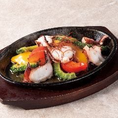 近海茶蛸と夏野菜のガーリック炒め YEBISU BAR キュービックプラザ新横浜店_近海茶蛸と夏野菜のガーリック炒め