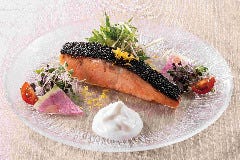 YEBISU BAR キュービックプラザ新横浜店_キングサーモンの西京漬け黒ごま香り焼き
