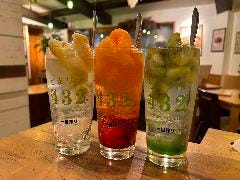 凍らせフルーツをドカンと投入☆めっちゃフルーツチューハイ