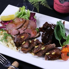 ステーキをメインに当店自慢のお肉料理を一皿にまとめました。