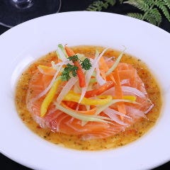 本日の魚介のカルパッチョは前菜としてお召し上がりください。