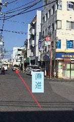 東口商店街方面を直進します。