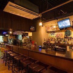 カウンター席でゆっくりとお酒を楽しむのも当店の醍醐味の一つ