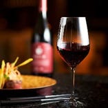 ホテル専属ソムリエが厳選する世界の銘醸ワインをご用意。自慢のグリル料理ととのペアリングをお楽しみください。