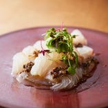 その時期最も脂ののった新鮮な鮮魚を厳選。カルパッチョや創作寿司など、多彩なメニューでそのおいしさを最大限に引き出します。