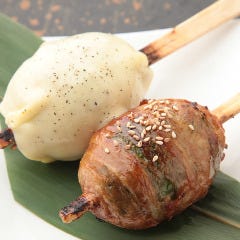 割り箸に刺さった肉巻きおにぎり!こんな楽しい絶品料理が多彩!