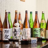 日本酒は定番も季節限定も多数。頑張って取り揃えています。