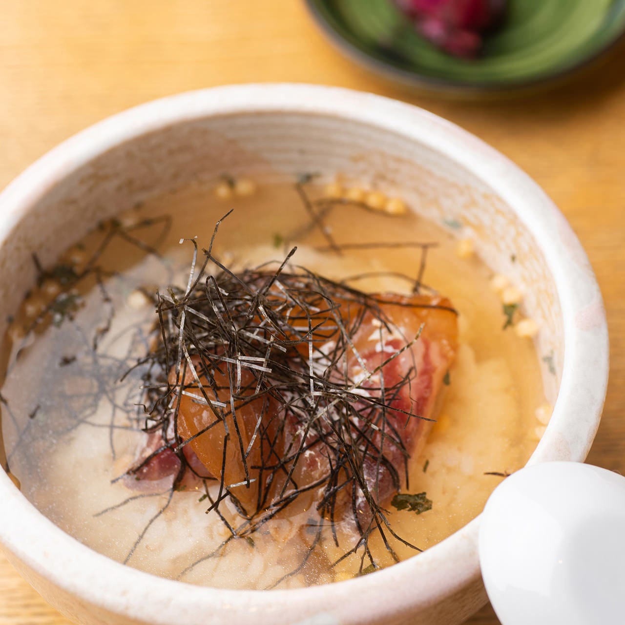 天然鯛を贅沢に使用した「天然鯛茶漬け」は上品な味わい