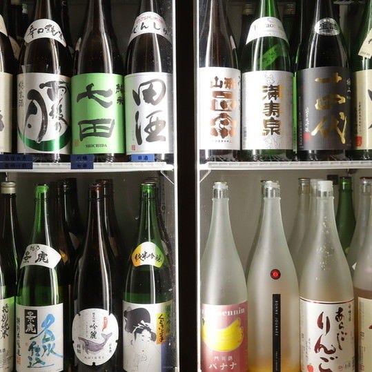 自慢の料理と相性抜群の日本酒を25種以上取り揃え