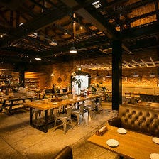 天井が高く開放感がある広々店内